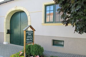 A vendégház bejárata zöld kapuval és "Haus Resi" felirattal.