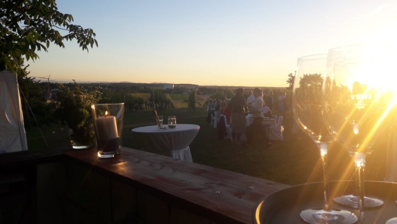 Wine tavern zum weissen Kreuz, Enzersdorf/Fischa, &copy; Heuriger zum weissen Kreuz