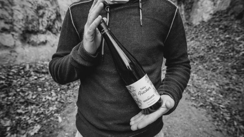 A bor&aacute;sz egy &uuml;veg bort mutat be