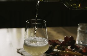 Wein einschenken indoor (c) Weinviertel Tourismus _ Sophie Menegaldo, &copy; Weinviertel Tourismus / Sophie Menegaldo