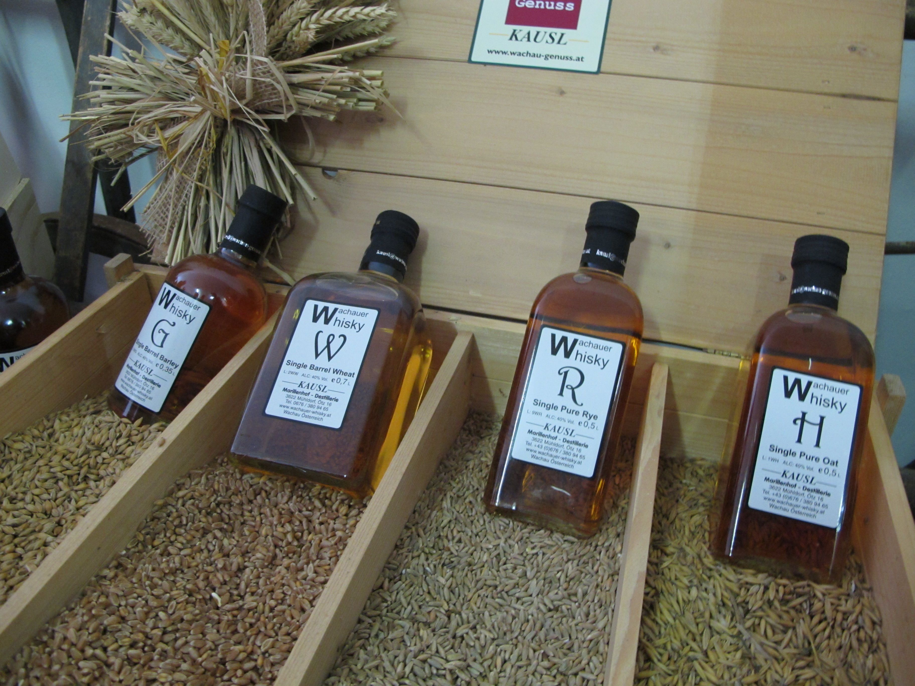 Gabonaszemeken elhelyezett Wachau whisky palackok.