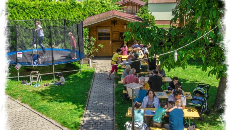 Kert ny&aacute;ron, &copy; Marchsteiner