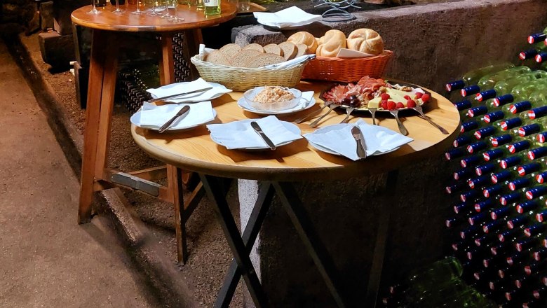 Tasting in the wine cellar, © Luegmayer