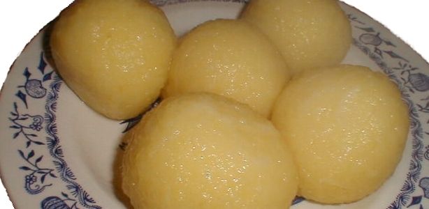 Öt burgonyagombóc egy kék mintás tányéron.