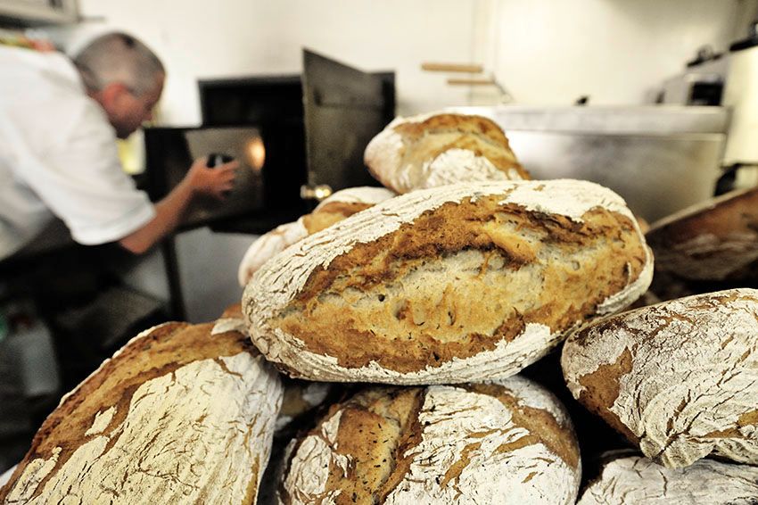 Frissen sült kenyér a kemencét működtető pék előtt.