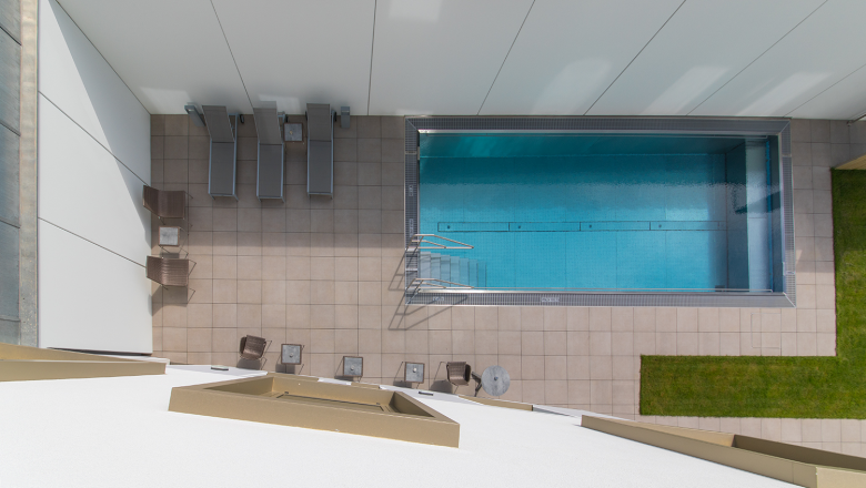 Exterior view of the pool, &copy; Klinglhuber
