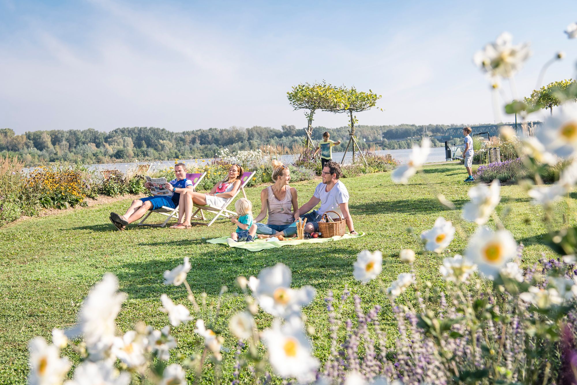 Virágos kert és szigetek a vendégek számára piknik takarókon való üldögélésre 