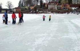 Ice skating at the Allentsteig town lake, &copy; Waldh&ouml;r