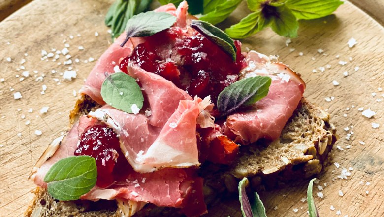 Wild smoked meat, © Amelie Seilern-Aspang