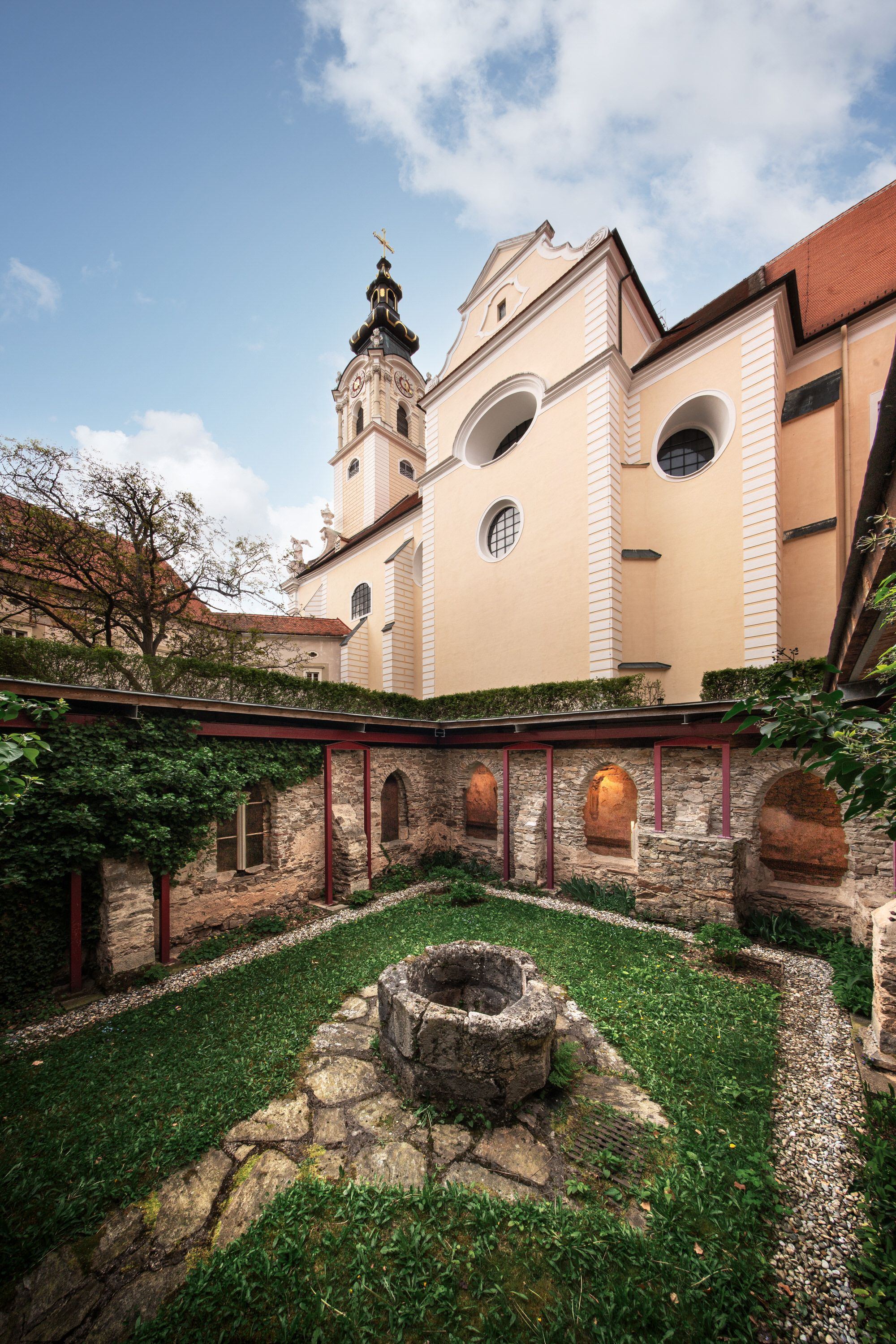 Az altenburgi apátság belső udvara, háttérben a szökőkút és a templomtorony.