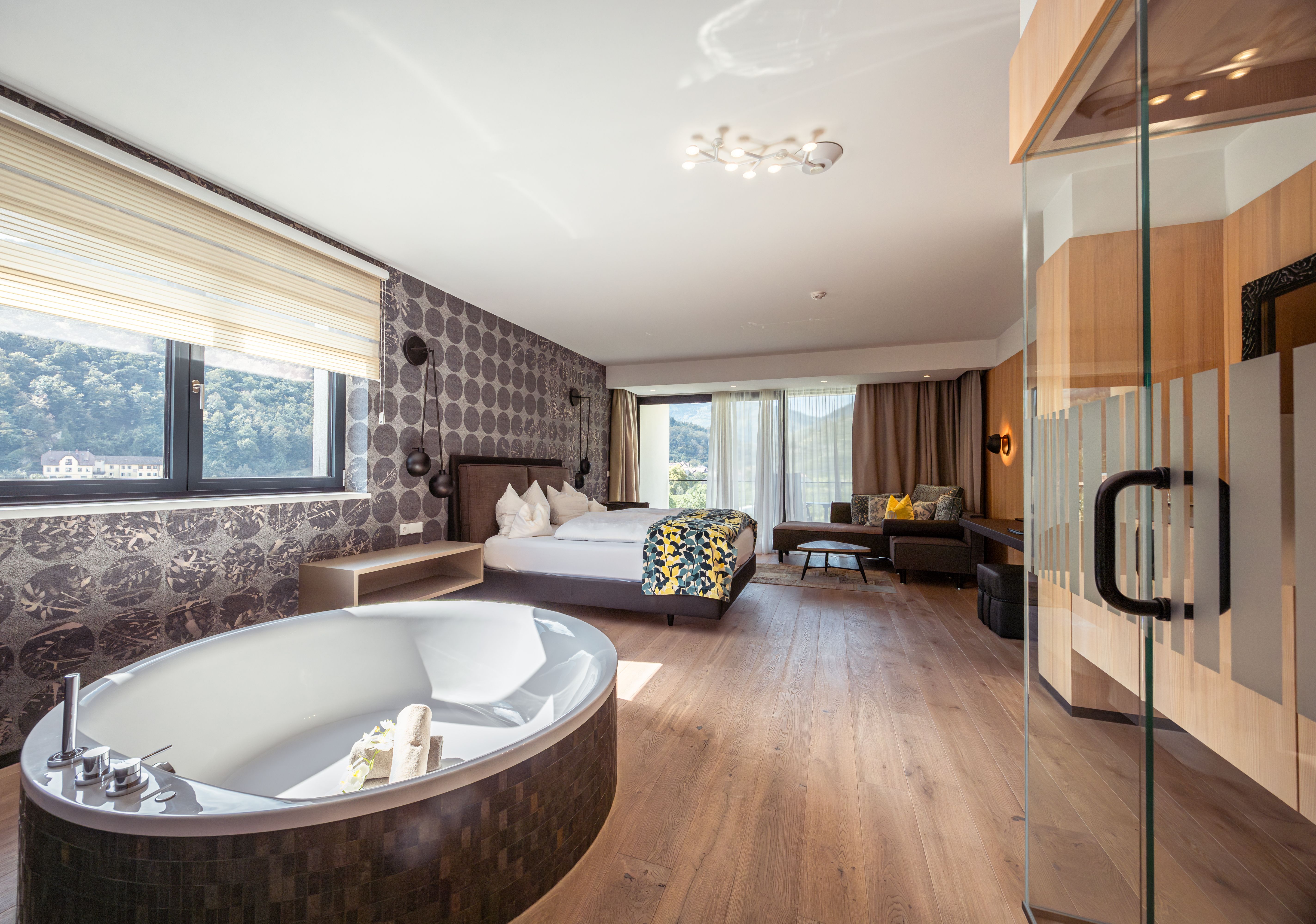 Egy modern szálloda külső nézete medencével és nyugágyakkal.