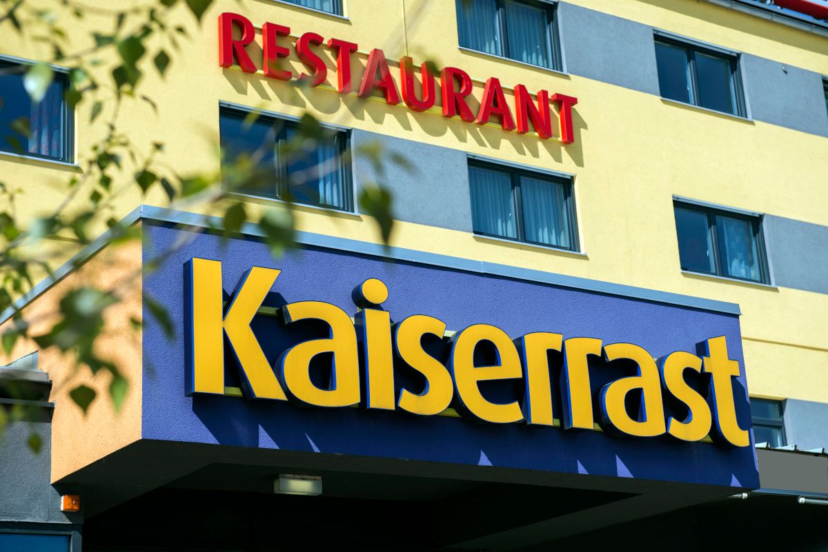 Egy épület bejárata a "Kaiserrast" és az "Étterem" felirattal.