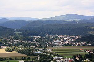 Pottenstein légifelvétele a környező dombokkal és mezőkkel.