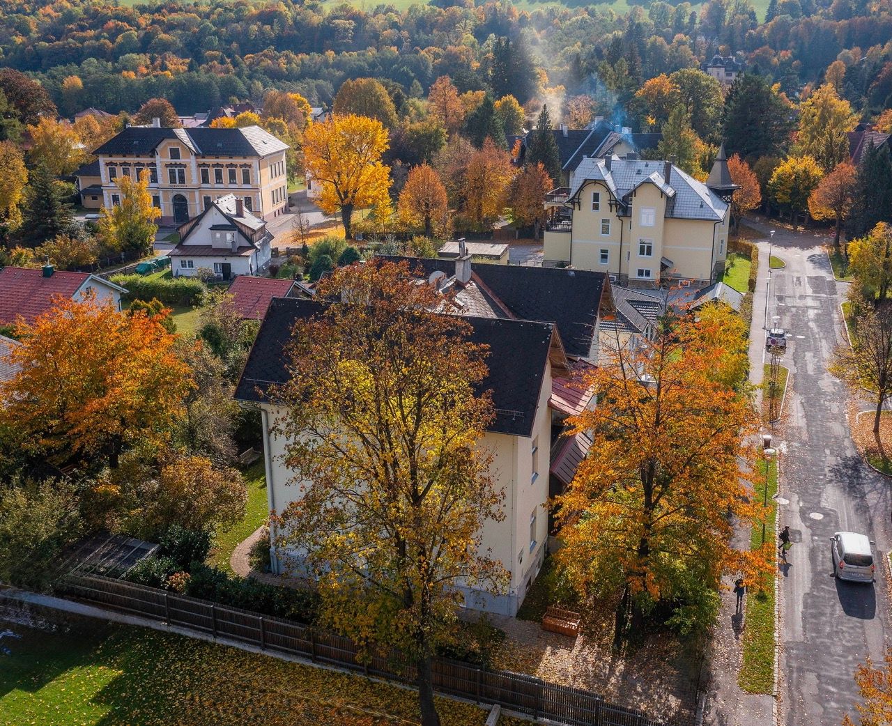 Payerbach őszi légifelvétele színes fákkal és épületekkel.