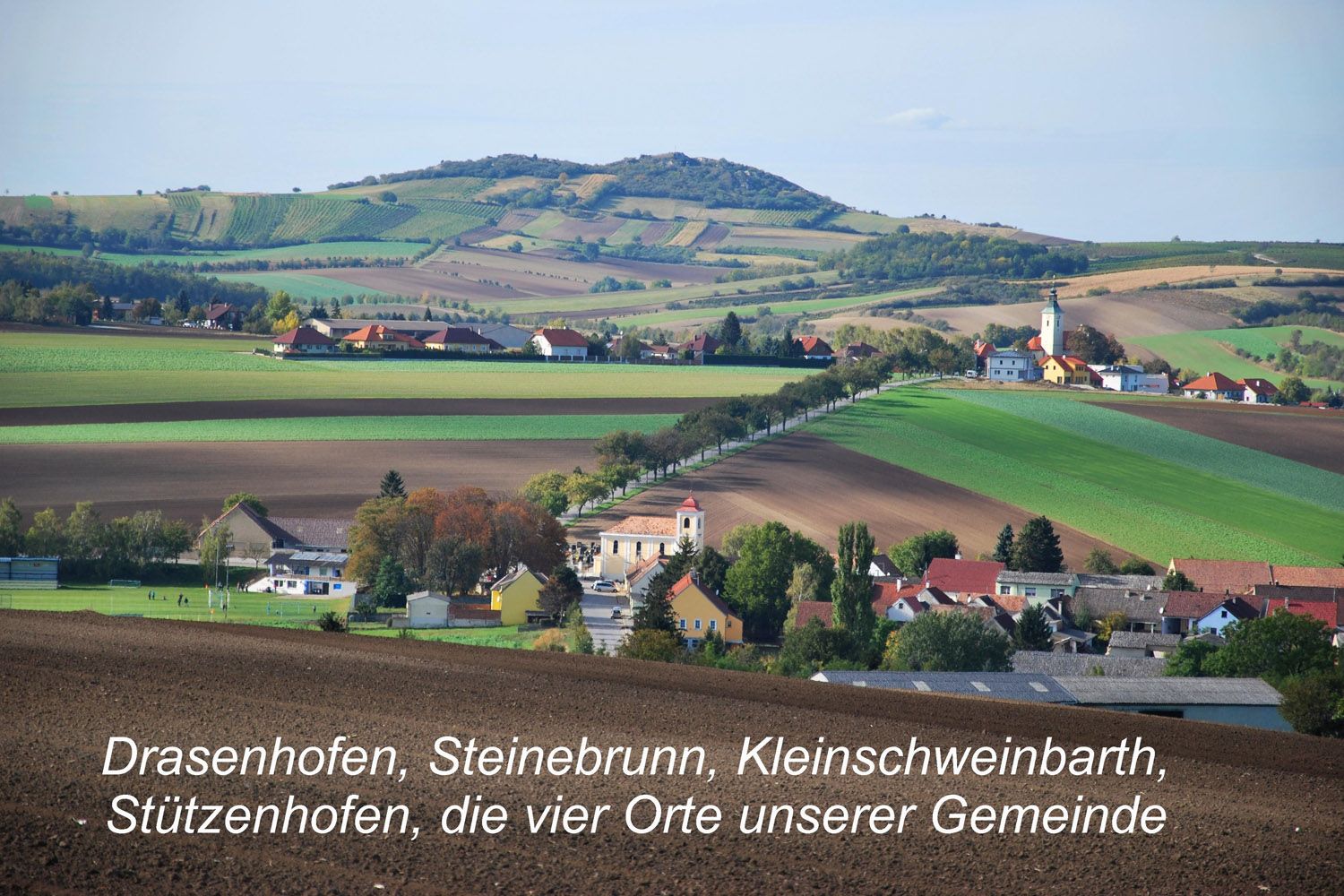 Tájkép mezőkkel és falvakkal Drasenhofenben, Ausztria.