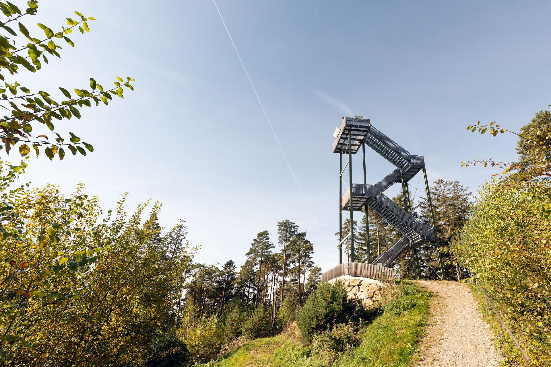 A kilátó méltóságteljesen emelkedik a környező erdők fölé, és lélegzetelállító kilátást nyújt a Régiók dombjaira. A buja zöld növényzet és madárcsicsergés által körülvett hely elidőzésre és pihenésre invitál. Itt a nyár a hegyekben felejthetetlen élménnyé válik.