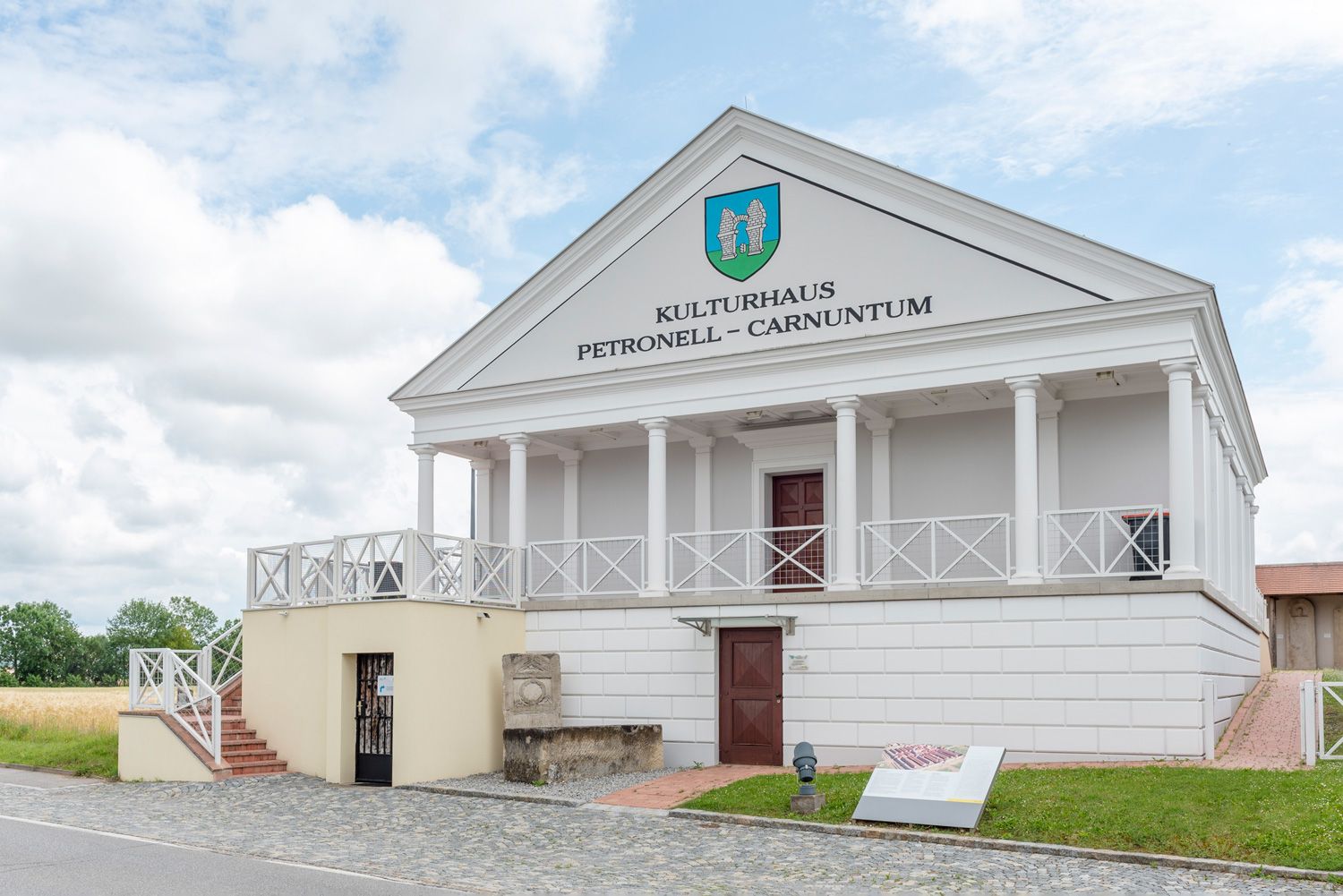 Petronell-Carnuntum kulturális központ klasszicista homlokzattal és oszlopokkal.