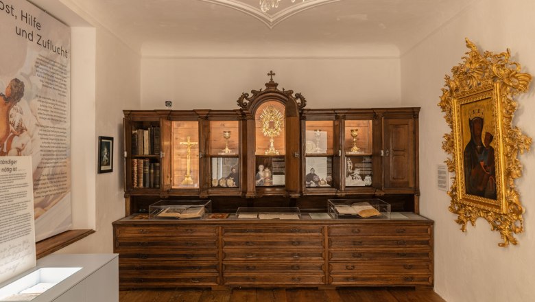 Szents&eacute;gtart&oacute;, &copy; Erwin Schefstoss