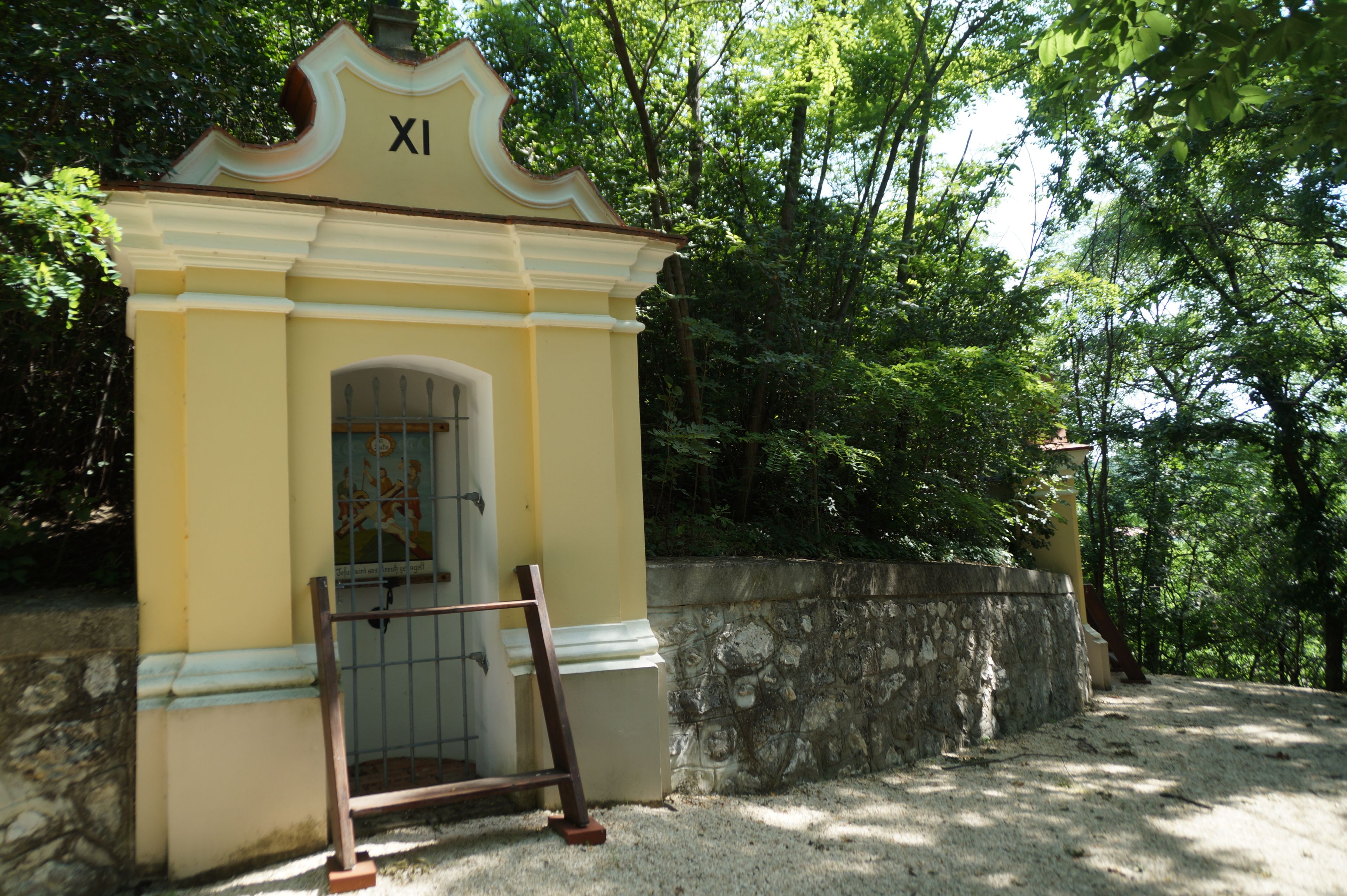 XI. kálvária állomás Staatzban, fákkal körülvéve.