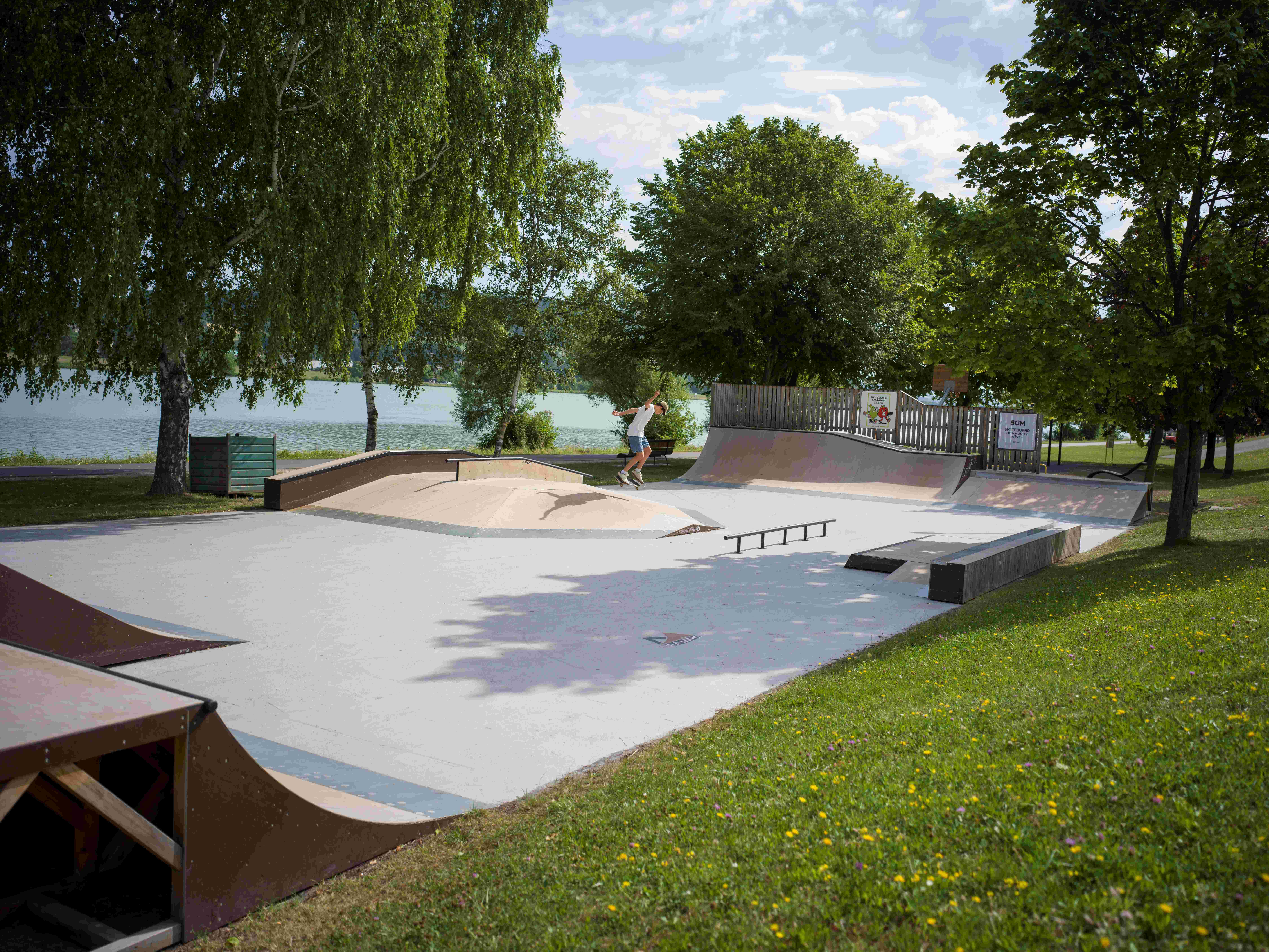 Szórakozás a skate parkban az Auszeit.Wiese-en