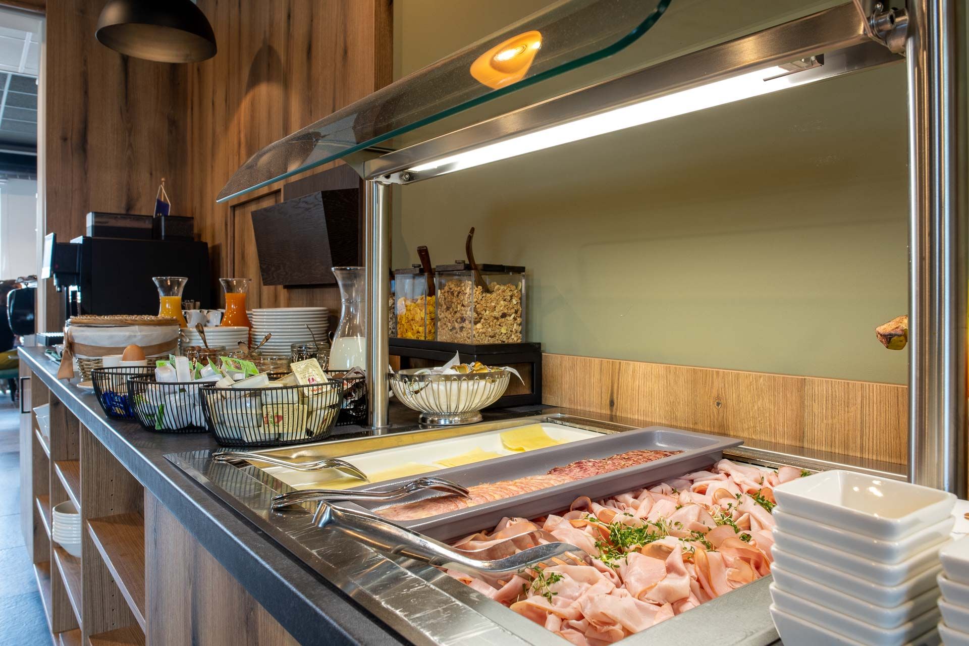 Reggeli büfé felvágottal, sajttal, müzlivel és italokkal.