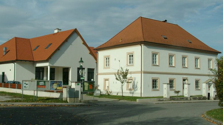 Walpersbach plébániaház két épülettel és vörös tetővel.