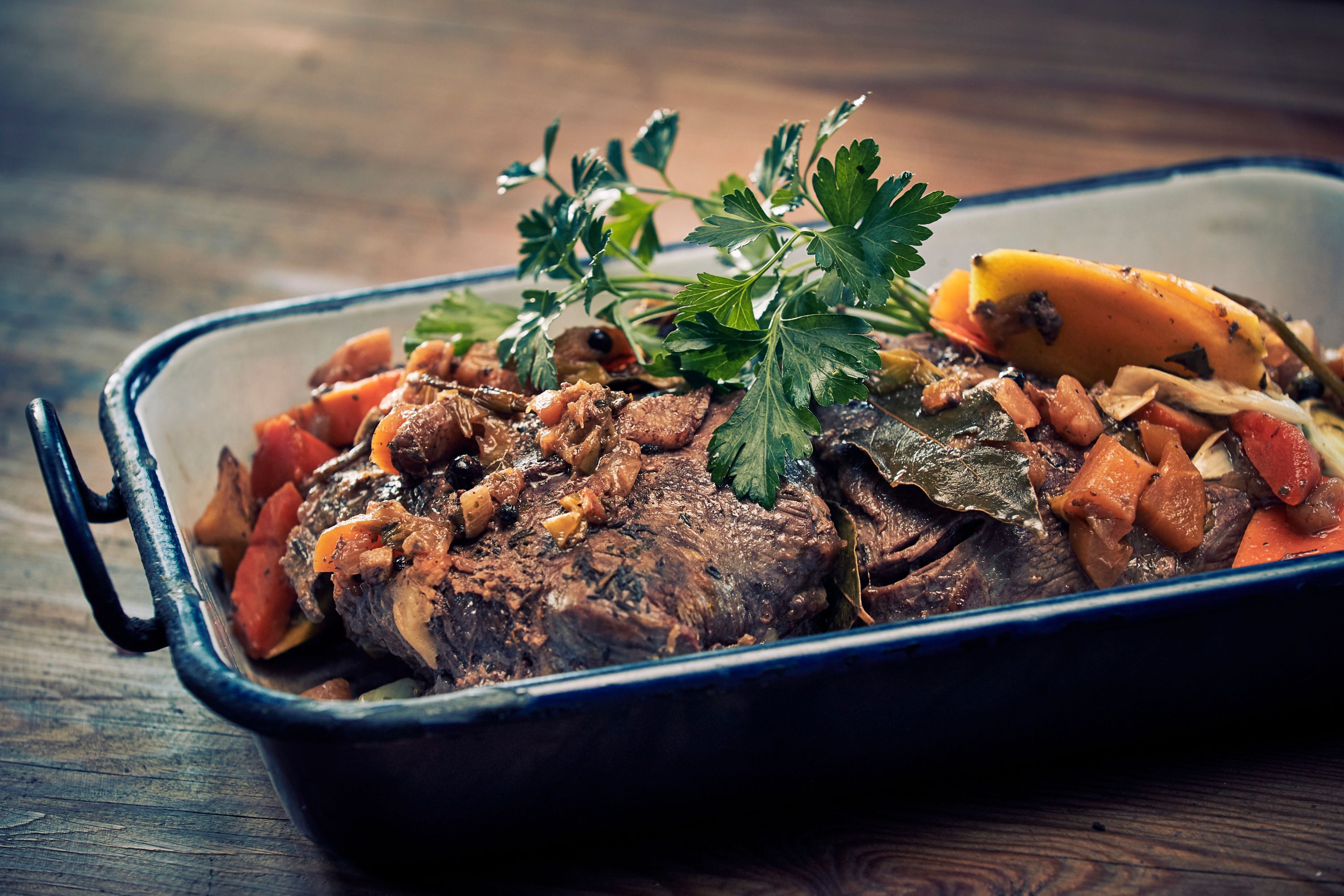 Sült zöldségekkel és fűszernövényekkel egy lábasban.