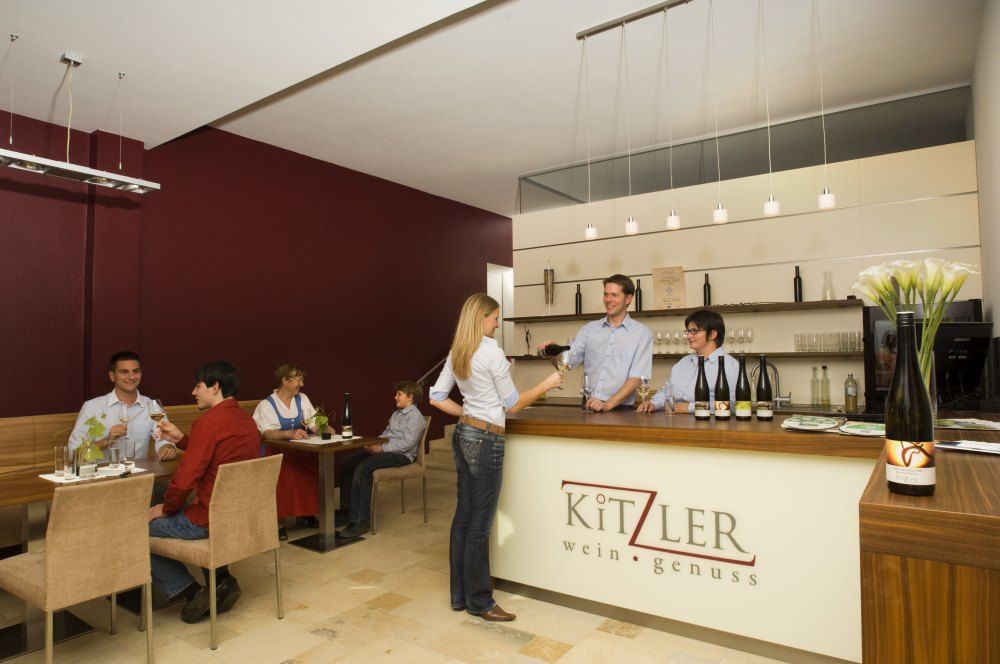 Egy borbár belső nézete vendégekkel és személyzettel.