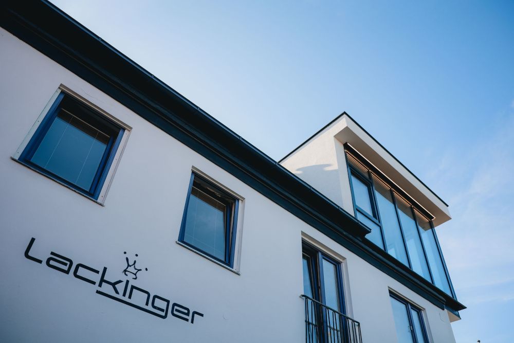 Homlokzat felirattal