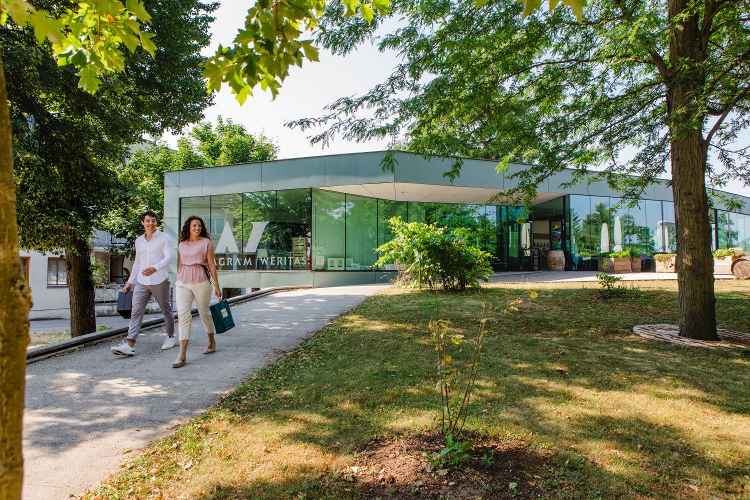 Pár a helyi borbolt előtt, bevásárlással a kezükben.