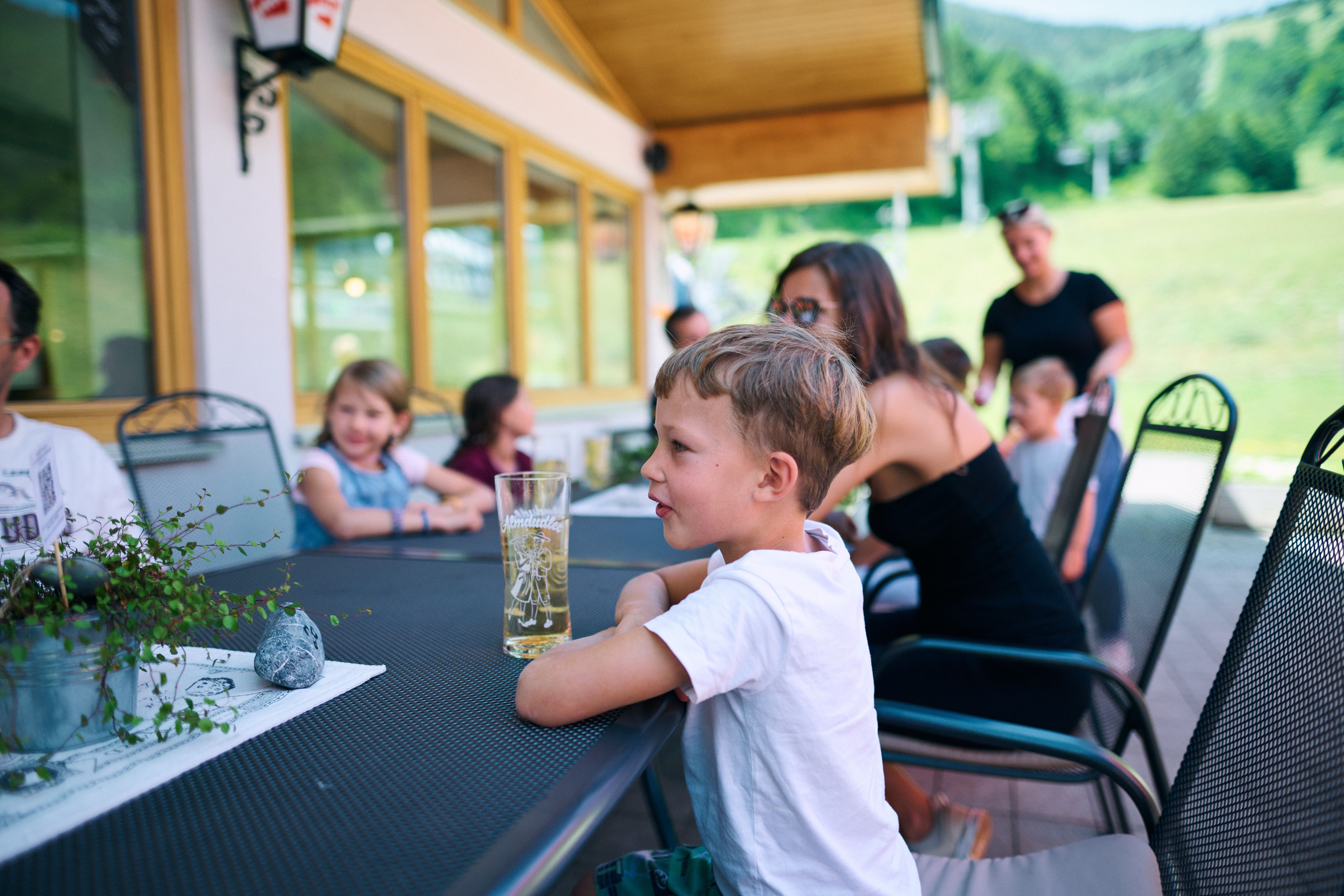 Család erősíti magát a teraszon Lahning-inn