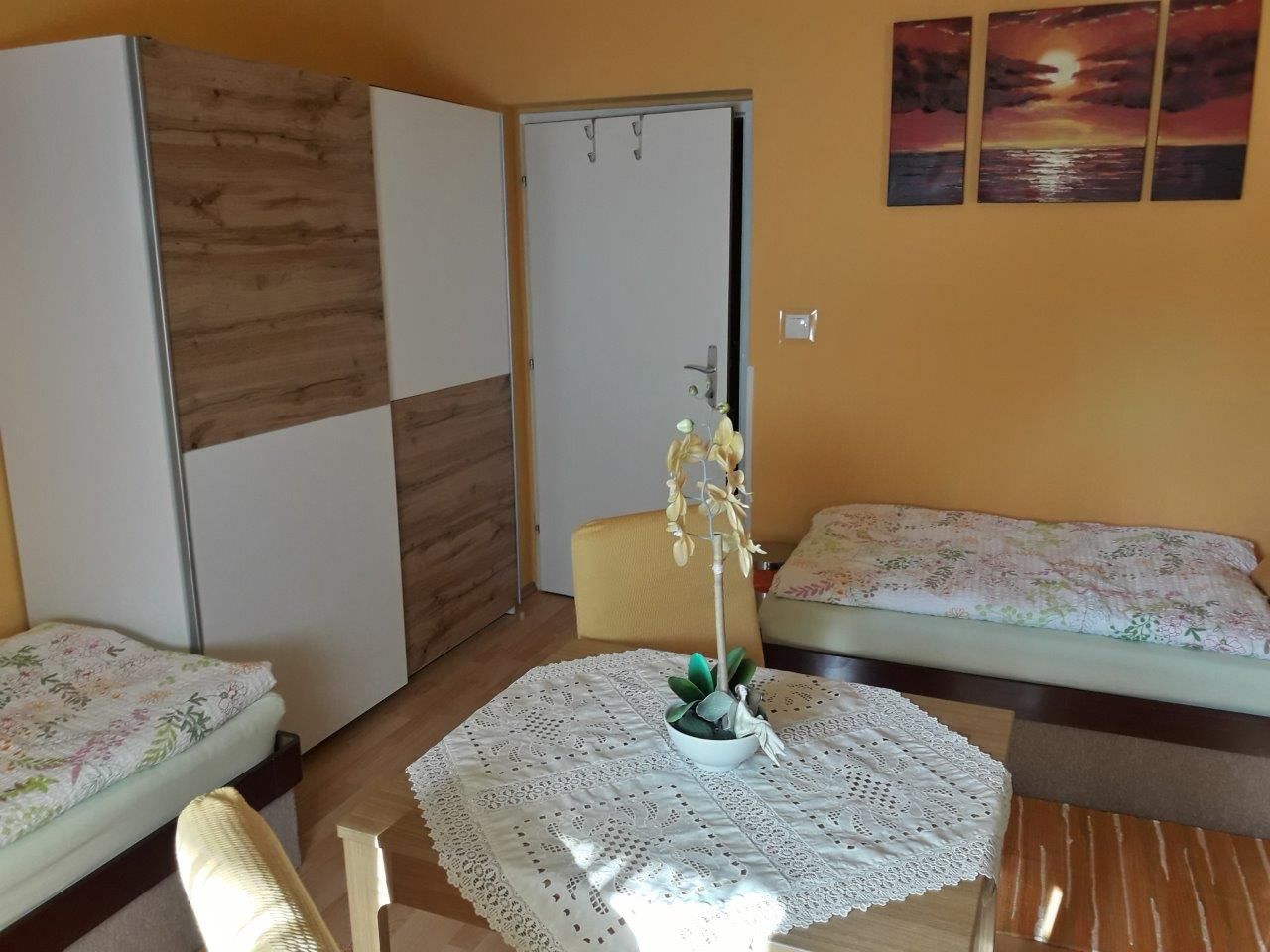 Szoba sárgabarack