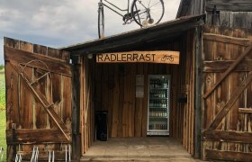 Fakunyh&oacute; "Radlerrast" felirattal, ker&eacute;kp&aacute;r a tetőn, bent italok.