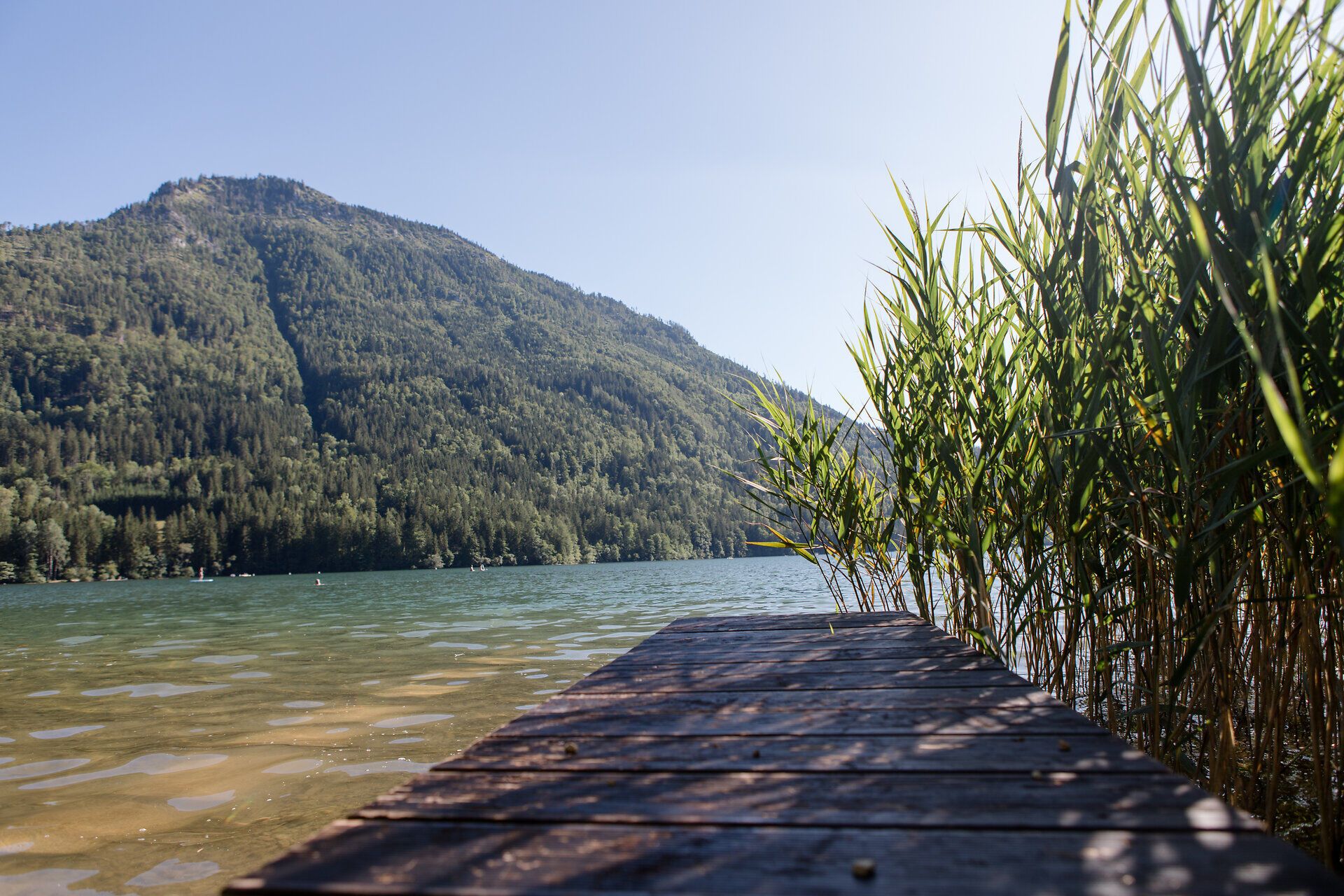 Modern ház, háttérben egy hegy egy napsütéses napon.