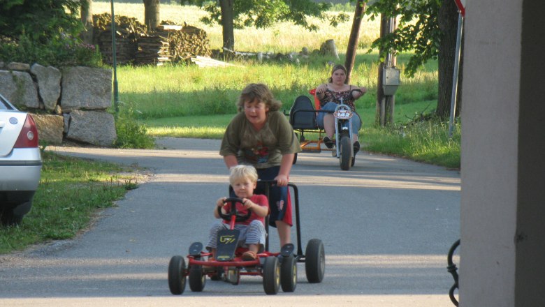 Felkészülni, vigyázz, rajt a gokartozásnál, © Kinderbauernhof Kurz