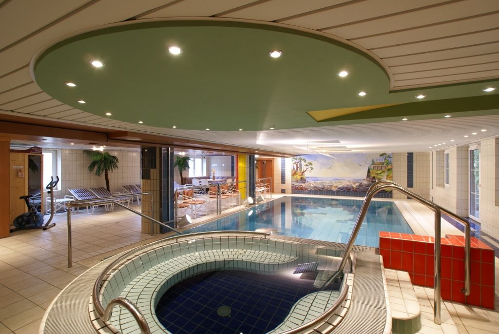 Fedett medence pezsgőfürdővel és nyugágyakkal a Hotel Thierben.
