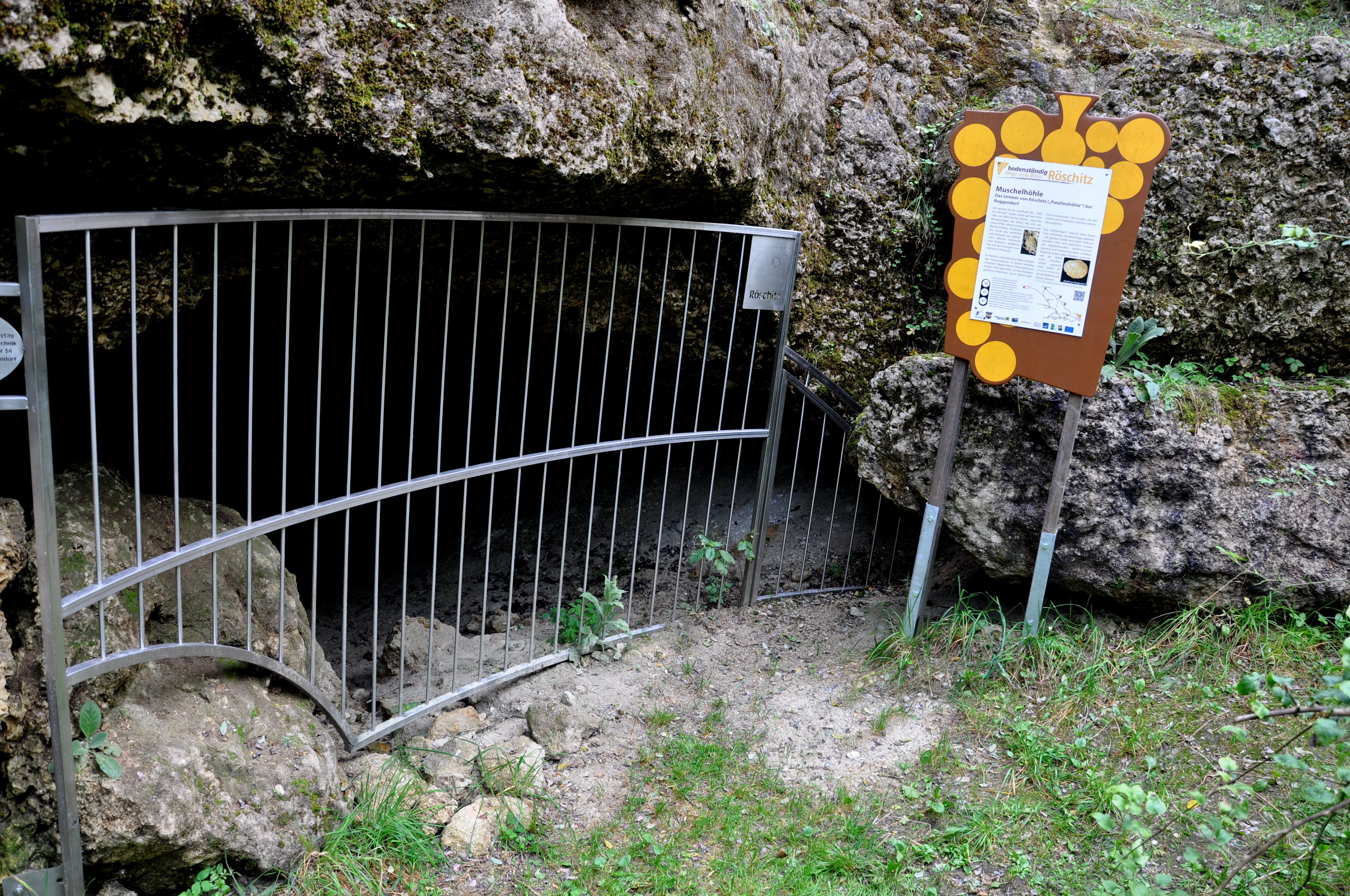 A Röschitz-kagylóbarlang bejárata ráccsal és információs táblával.
