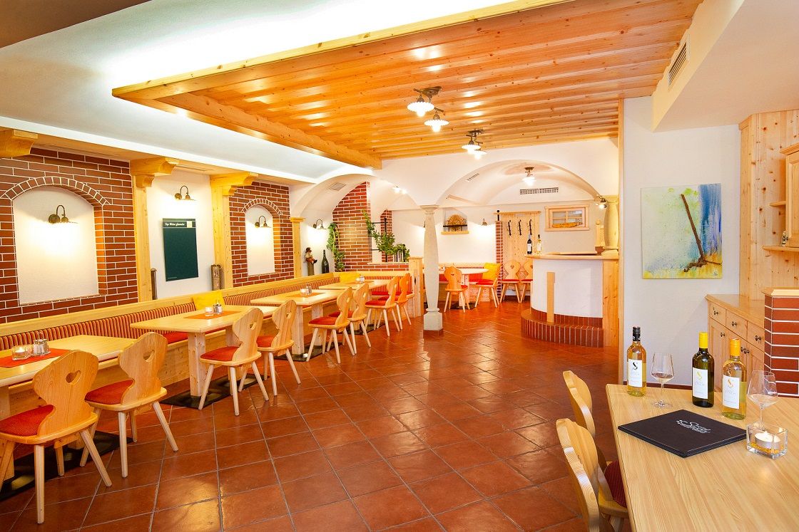 Hangulatos étterem fabútorokkal és téglafalakkal.