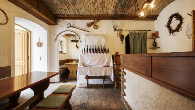 Borvend&eacute;glő a Donabaum Helmut pinc&eacute;szet belsej&eacute;ben, &copy; Monika Loeff