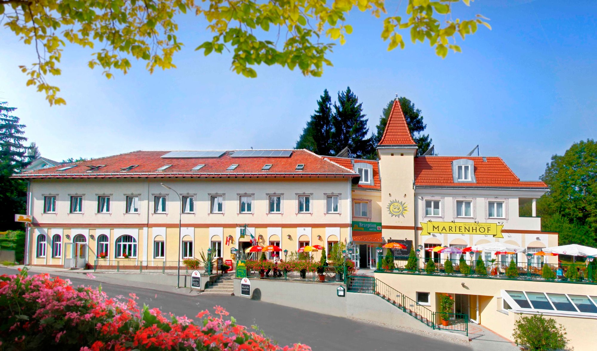 Hotel Marienhof, kilátás a házra virágokkal
