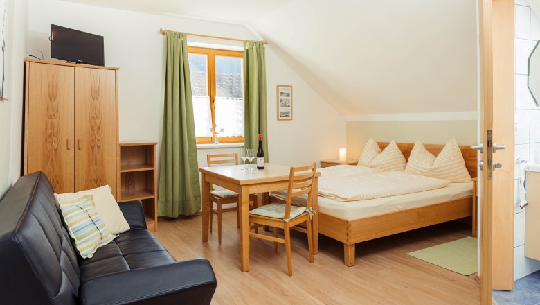 Szoba kil&aacute;t&aacute;s a Jakob bio bor&aacute;szatban, &copy; Bioweingut Jakob