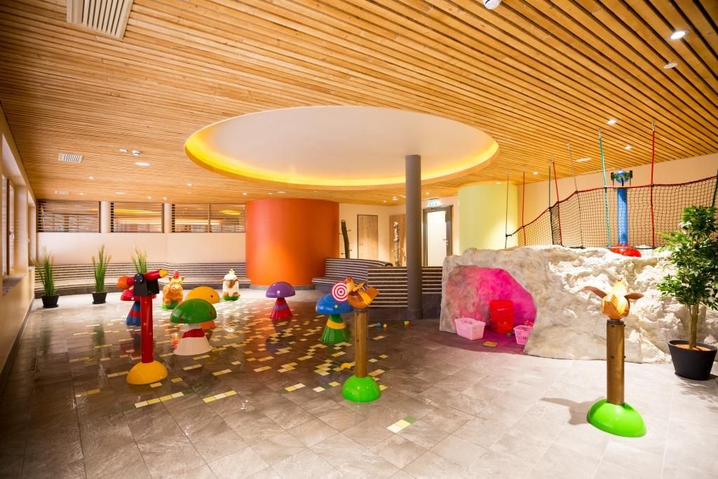 A JUFA Hotel Annaberg fedett területe színes vízi játékokkal és mászókával.