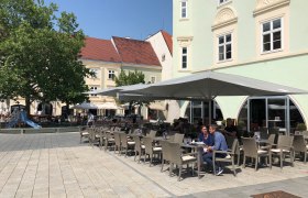 Eterno járda kávézóval, © Birgit Rada-Tomasin