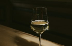 Wine glass, &copy; Weinviertel Tourismus / Sophie Menegaldo
