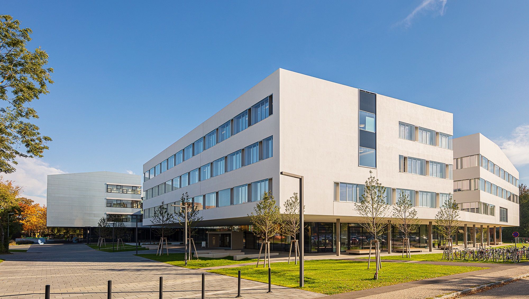 Modern épületek a St. Pölten-i campuson napsütéses időben.
