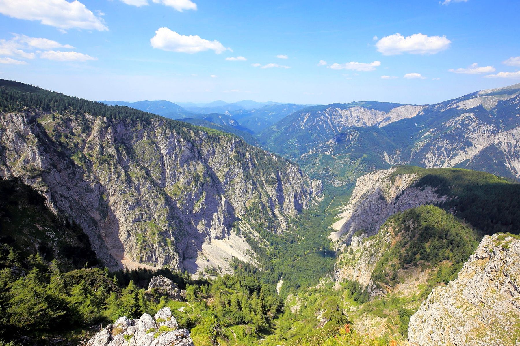 Kilátás a "Große Höllental"-ra és a Klobenwandra a baloldalon