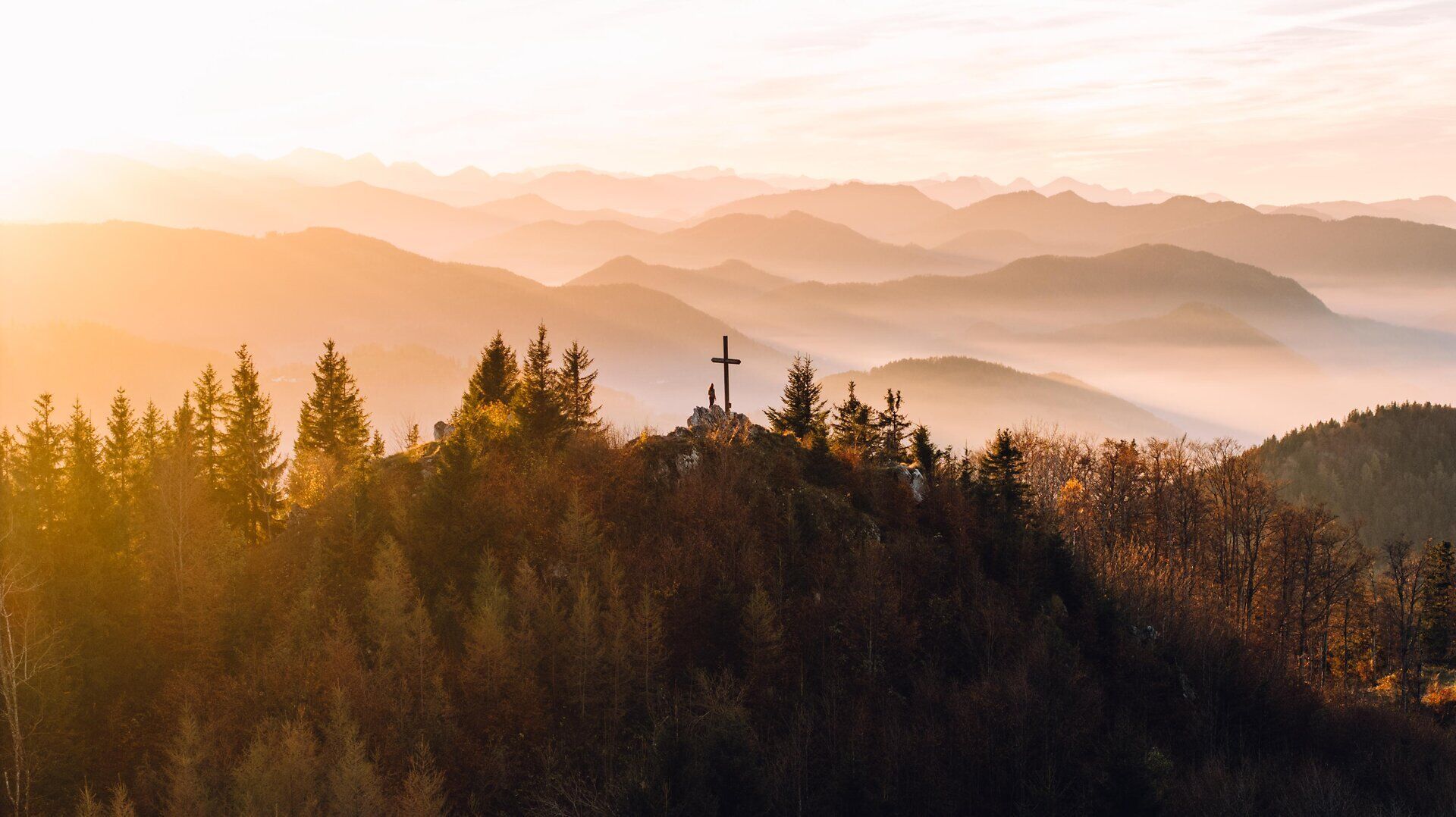 Die sanften Hügel des Mostviertels erstrahlen im warmen Licht des Herbstes, während die Bäume in leuchtenden Farben leuchten. Ein Kreuz auf dem Gipfel lädt Wanderer ein, die atemberaubende Aussicht auf die umliegenden Berge und Täler zu genießen. Hier, wo die Natur in voller Pracht erblüht, findet jeder Besucher einen Ort der Ruhe und Inspiration.