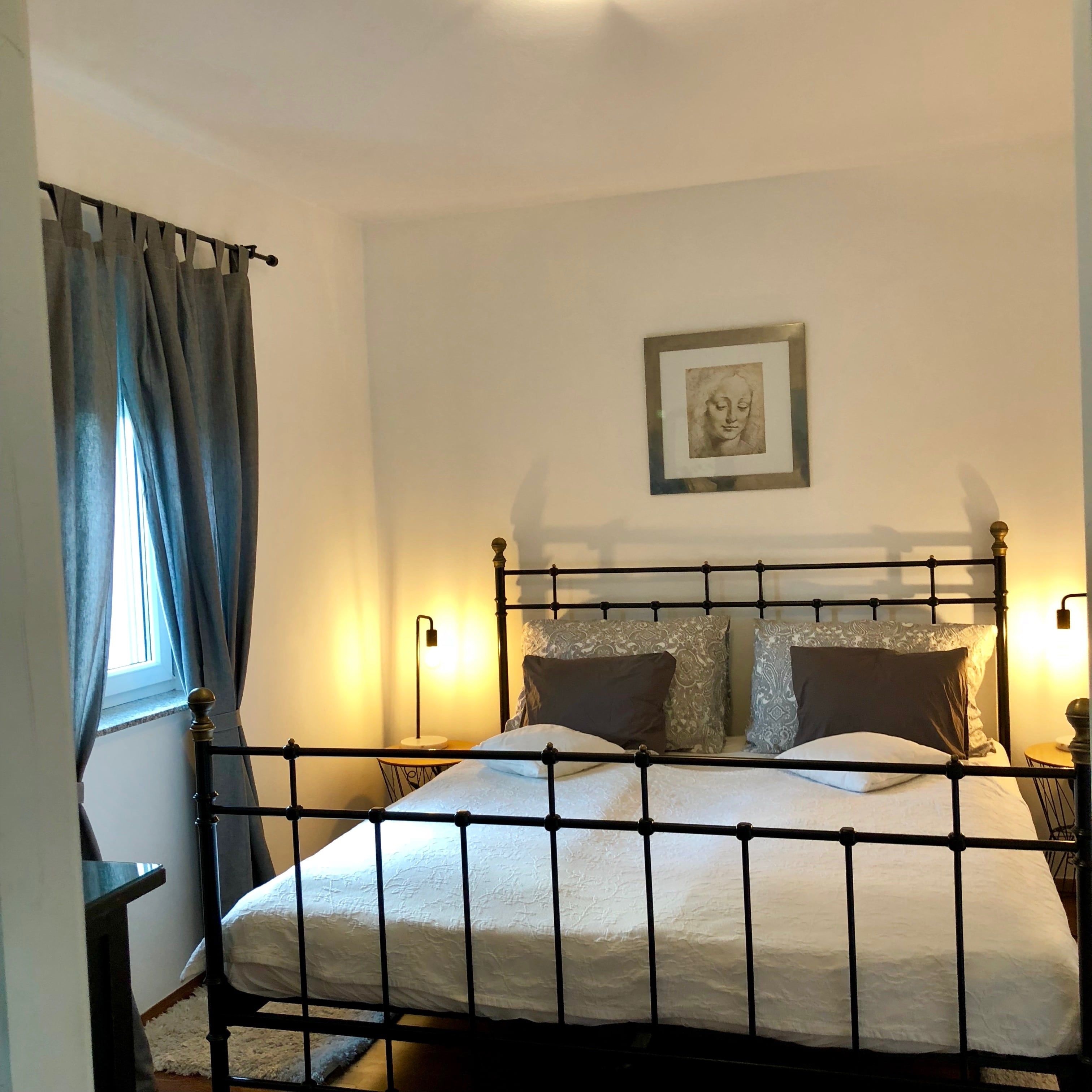 Egyszerűen berendezett hálószoba ággyal és csendes légkörrel.