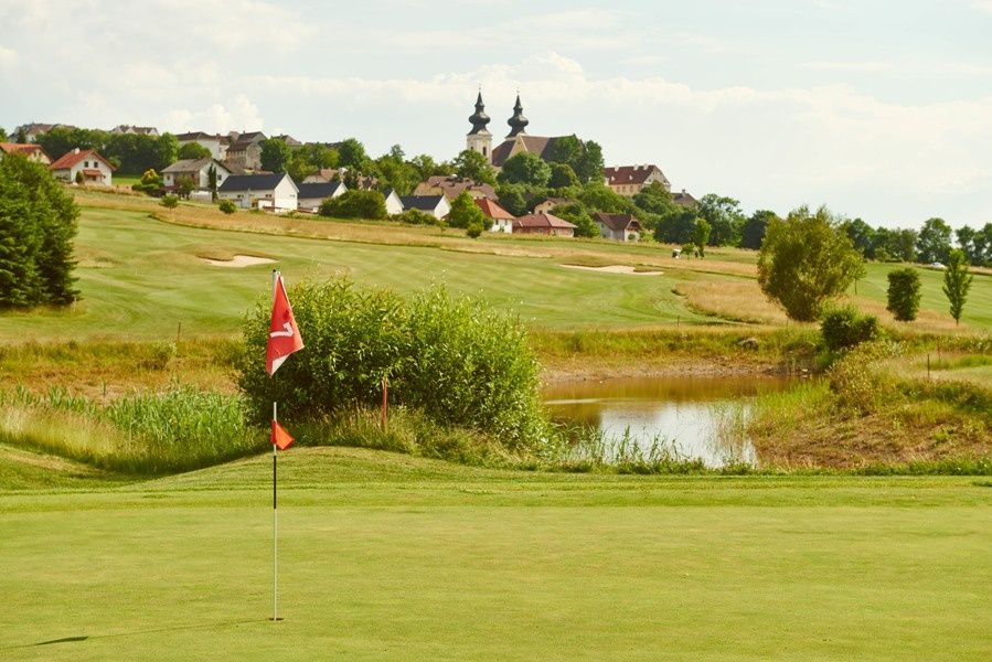 Kilátás a golfpályáról a Maria Taferl-i bazilikára