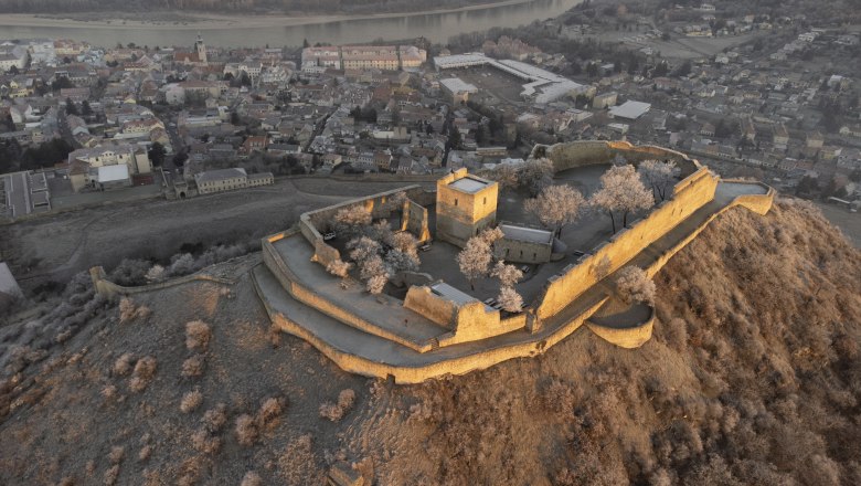 Schlossberg Hainburg/Danube, aerial photograph, &copy; Arbeitsgruppe Schlossberg